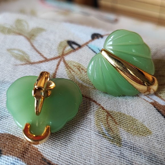Lucite Molded Faux Jade Gold Tone Leaf Clip Earrings Green Vintage EUC - Picture 4 of 7